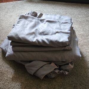 Queen Bed Sheet Set – Soft Gray, 4 Pillowcases Included